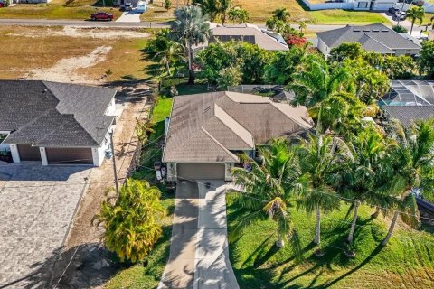 House in Cape Coral, Florida 3 bedrooms, 159.61 sq.m. № 2199763 - photo 5
