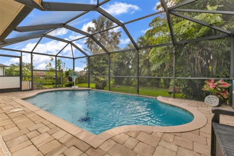 House in Cape Coral, Florida 3 bedrooms, 159.61 sq.m. № 2199763 - photo 2