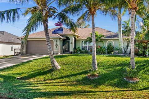 House in Cape Coral, Florida 3 bedrooms, 159.61 sq.m. № 2199763 - photo 3