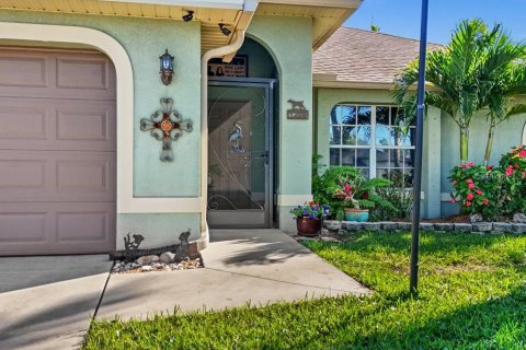 House in Cape Coral, Florida 3 bedrooms, 159.61 sq.m. № 2199763 - photo 6