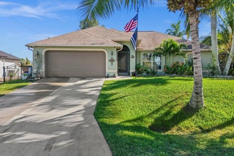 House in Cape Coral, Florida 3 bedrooms, 159.61 sq.m. № 2199763