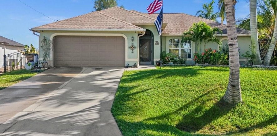 House in Cape Coral, Florida 3 bedrooms, 159.61 sq.m. № 2199763