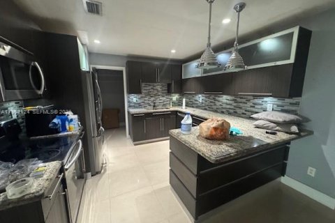 Casa en alquiler en Miami Gardens, Florida, 3 dormitorios, 178.47 m2 № 2006472 - foto 5