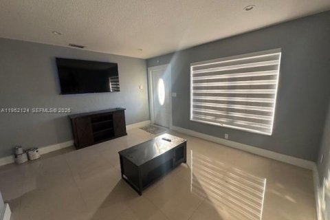 Casa en alquiler en Miami Gardens, Florida, 3 dormitorios, 178.47 m2 № 2006472 - foto 3