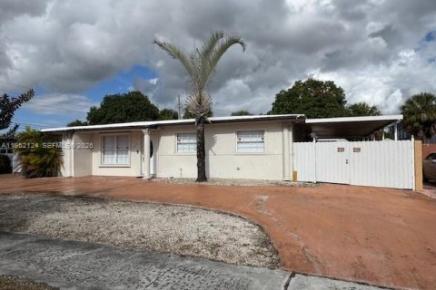 Casa en alquiler en Miami Gardens, Florida, 3 dormitorios, 178.47 m2 № 2006472 - foto 2