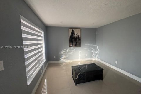 Casa en alquiler en Miami Gardens, Florida, 3 dormitorios, 178.47 m2 № 2006472 - foto 4