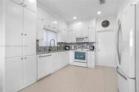 Villa ou maison à louer à Miami, Floride: 3 chambres, 132.94 m2 № 1971356 - photo 4