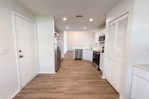 Condo in Sun City Center, Florida, 2 bedrooms  № 2235964 - photo 8