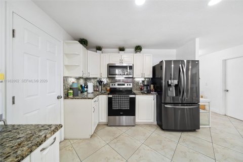 Купить виллу или дом в Пемброк-Пайнс, Флорида 4 спальни, 174.93м2, № 2049282 - фото 8