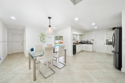 Купить виллу или дом в Пемброк-Пайнс, Флорида 4 спальни, 174.93м2, № 2049282 - фото 6