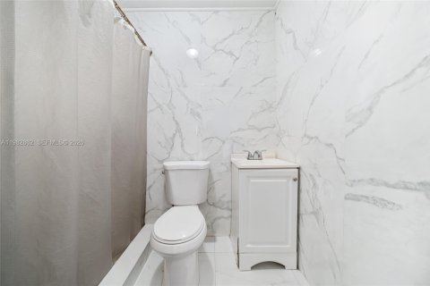 Купить виллу или дом в Пемброк-Пайнс, Флорида 4 спальни, 174.93м2, № 2049282 - фото 18