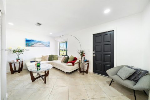 Купить виллу или дом в Пемброк-Пайнс, Флорида 4 спальни, 174.93м2, № 2049282 - фото 2