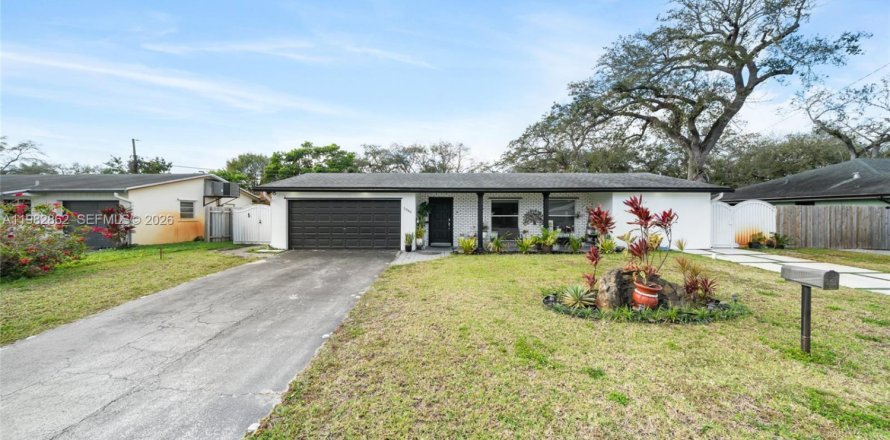 Дом в Пемброк-Пайнс, Флорида 4 спальни, 174.93м2 № 2049282