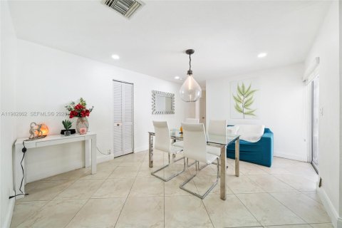 Купить виллу или дом в Пемброк-Пайнс, Флорида 4 спальни, 174.93м2, № 2049282 - фото 5