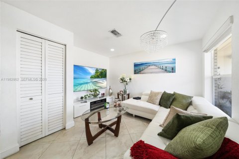 Купить виллу или дом в Пемброк-Пайнс, Флорида 4 спальни, 174.93м2, № 2049282 - фото 3