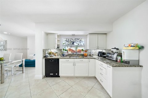 Купить виллу или дом в Пемброк-Пайнс, Флорида 4 спальни, 174.93м2, № 2049282 - фото 9