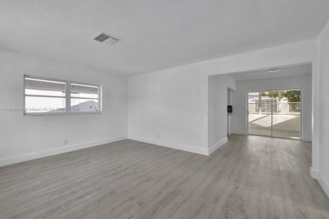 Villa ou maison à vendre à Tamarac, Floride: 2 chambres, 111.85 m2 № 1955979 - photo 5