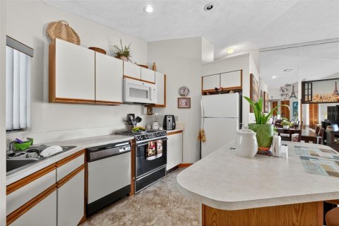 Condo in Sebring, Florida, 2 bedrooms № 1902161 - photo 9