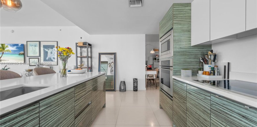 Кондоминиум с 2 спальнями в Майами, Флорида № 1971233