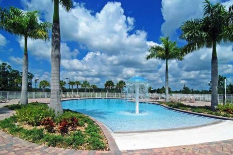 House in Fort Pierce, Florida 3 bedrooms, 155.33 sq.m. № 1229127 - photo 1