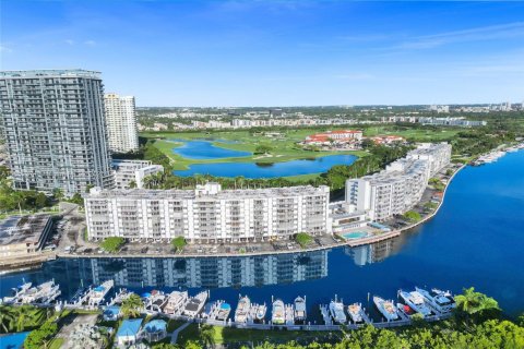 Condominio en venta en Hallandale Beach, Florida, 1 dormitorio, 78.97 m2 № 1874745 - foto 2