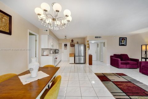 Condominio en venta en Hallandale Beach, Florida, 1 dormitorio, 78.97 m2 № 1874745 - foto 19
