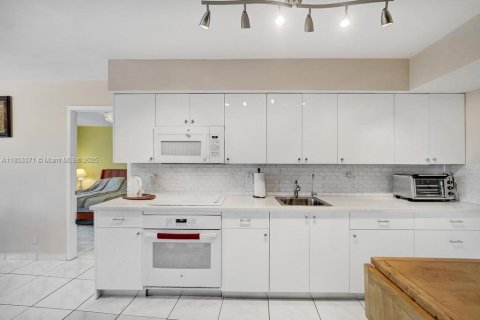 Condominio en venta en Hallandale Beach, Florida, 1 dormitorio, 78.97 m2 № 1874745 - foto 13