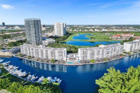 Condominio en venta en Hallandale Beach, Florida, 1 dormitorio, 78.97 m2 № 1874745 - foto 1