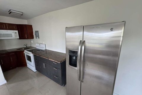 Townhouse in Hallandale Beach, Florida 1 bedroom, 90.39 sq.m. № 2250993 - photo 2