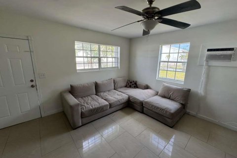 Townhouse in Hallandale Beach, Florida 1 bedroom, 90.39 sq.m. № 2250993 - photo 7