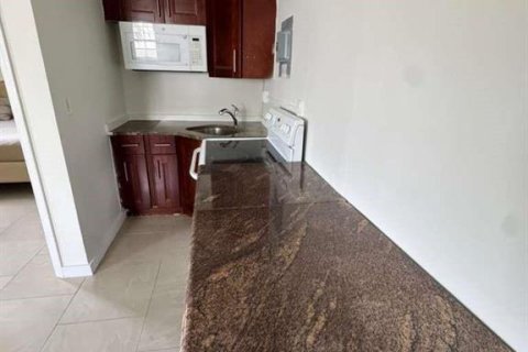 Townhouse in Hallandale Beach, Florida 1 bedroom, 90.39 sq.m. № 2250993 - photo 3
