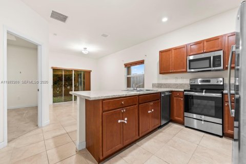 House in Homestead, Florida 3 bedrooms, 142.6 sq.m. № 2041653 - photo 17