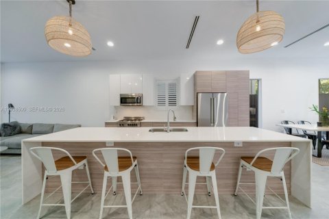 Adosado en venta en Miami, Florida, 4 dormitorios, 274.53 m2 № 1996023 - foto 10
