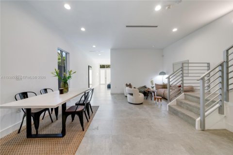 Adosado en venta en Miami, Florida, 4 dormitorios, 274.53 m2 № 1996023 - foto 11