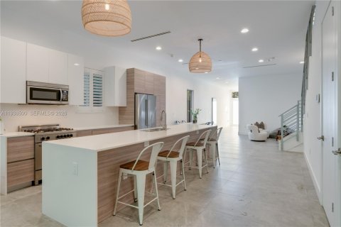 Adosado en venta en Miami, Florida, 4 dormitorios, 274.53 m2 № 1996023 - foto 12
