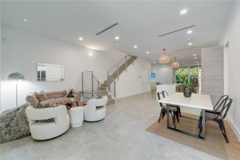 Adosado en venta en Miami, Florida, 4 dormitorios, 274.53 m2 № 1996023 - foto 5