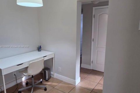 Condo in Hollywood, Florida, 1 bedroom  № 1816412 - photo 9