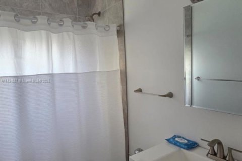 Condo in Hollywood, Florida, 1 bedroom  № 1816412 - photo 12
