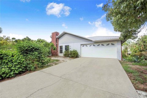 House in Lake Alfred, Florida 4 bedrooms, 188.78 sq.m. № 1876078 - photo 3