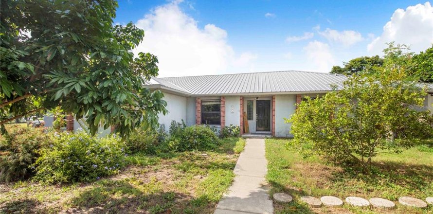 House in Lake Alfred, Florida 4 bedrooms, 188.78 sq.m. № 1876078