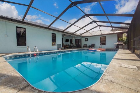 House in Lake Alfred, Florida 4 bedrooms, 188.78 sq.m. № 1876078 - photo 10