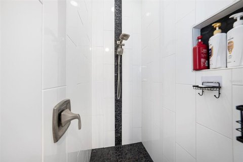 Casa en venta en Wesley Chapel, Florida, 5 dormitorios, 249.54 m2 № 1907616 - foto 20
