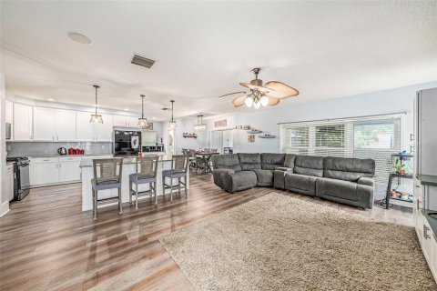 Casa en venta en Wesley Chapel, Florida, 5 dormitorios, 249.54 m2 № 1907616 - foto 3