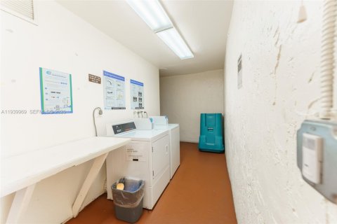 Copropriété à vendre à Pembroke Pines, Floride: 2 chambres, 108.7 m2 № 1999249 - photo 11