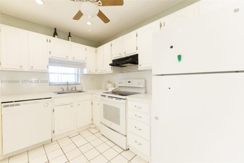 Copropriété à vendre à Pembroke Pines, Floride: 2 chambres, 108.7 m2 № 1999249 - photo 9