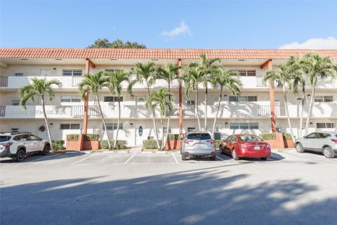 Copropriété à vendre à Pembroke Pines, Floride: 2 chambres, 108.7 m2 № 1999249 - photo 2