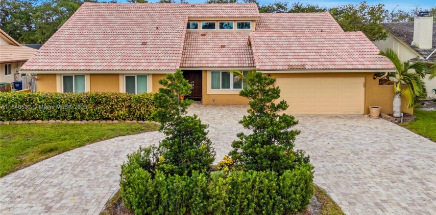 House in Coral Springs, Florida 4 bedrooms, 241.73 sq.m. № 1846175