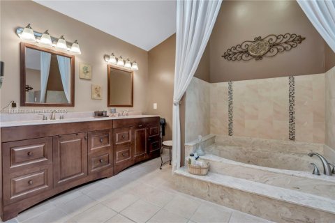 House in Coral Springs, Florida 4 bedrooms, 241.73 sq.m. № 1846175 - photo 19