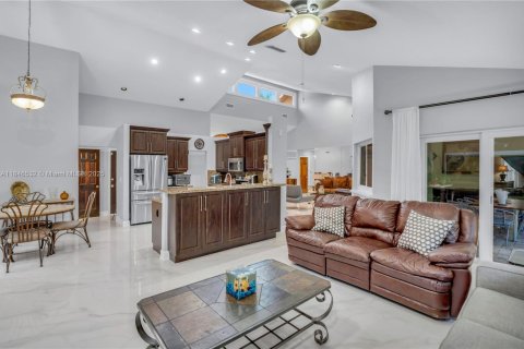House in Coral Springs, Florida 4 bedrooms, 241.73 sq.m. № 1846175 - photo 13