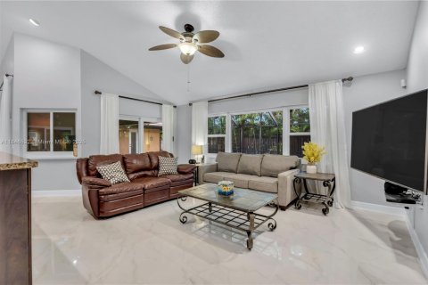 House in Coral Springs, Florida 4 bedrooms, 241.73 sq.m. № 1846175 - photo 14